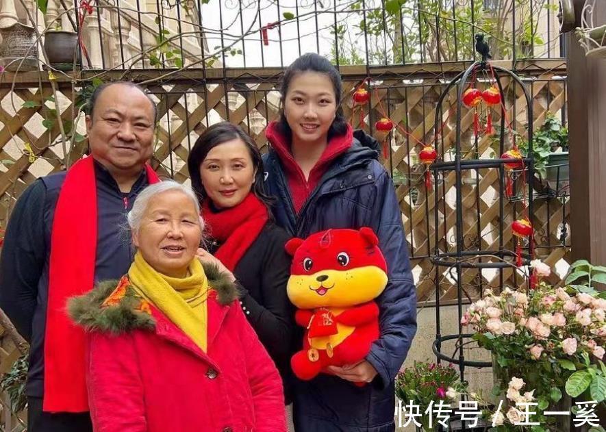 中国女排|朱婷现身拜年!袁心玥变身萌妹子!女排1国手送祝福被赞炫妹狂魔
