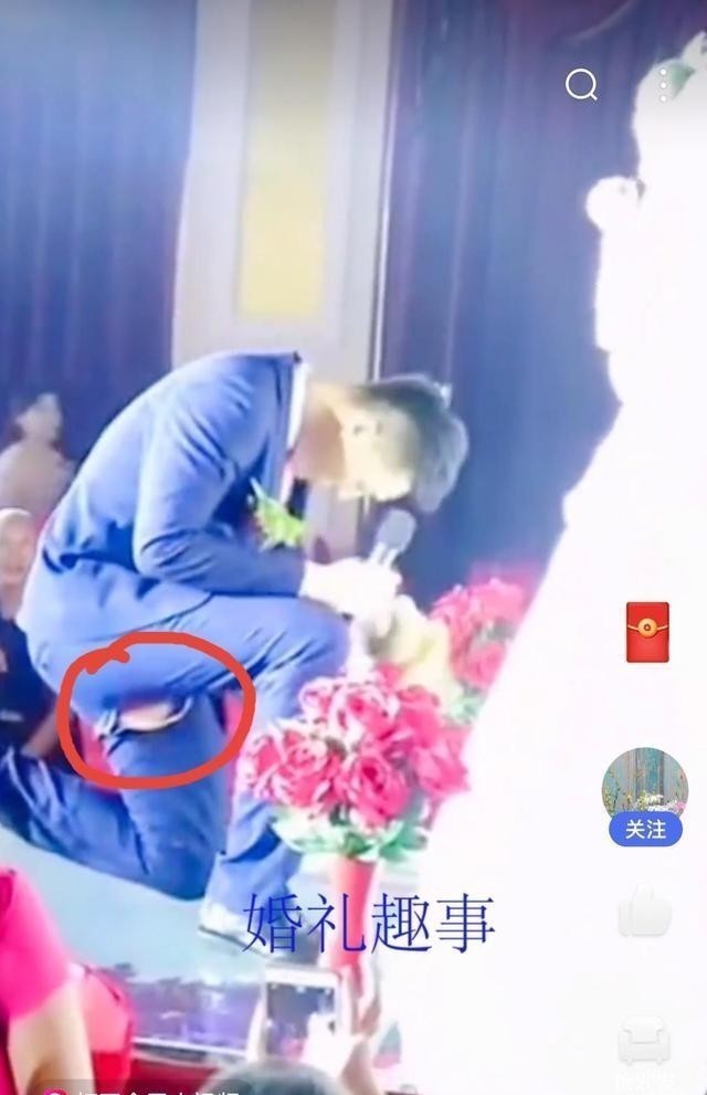 尴尬了！新郎婚礼现场深情款款单膝下跪给新娘献花，裤裆突然爆了