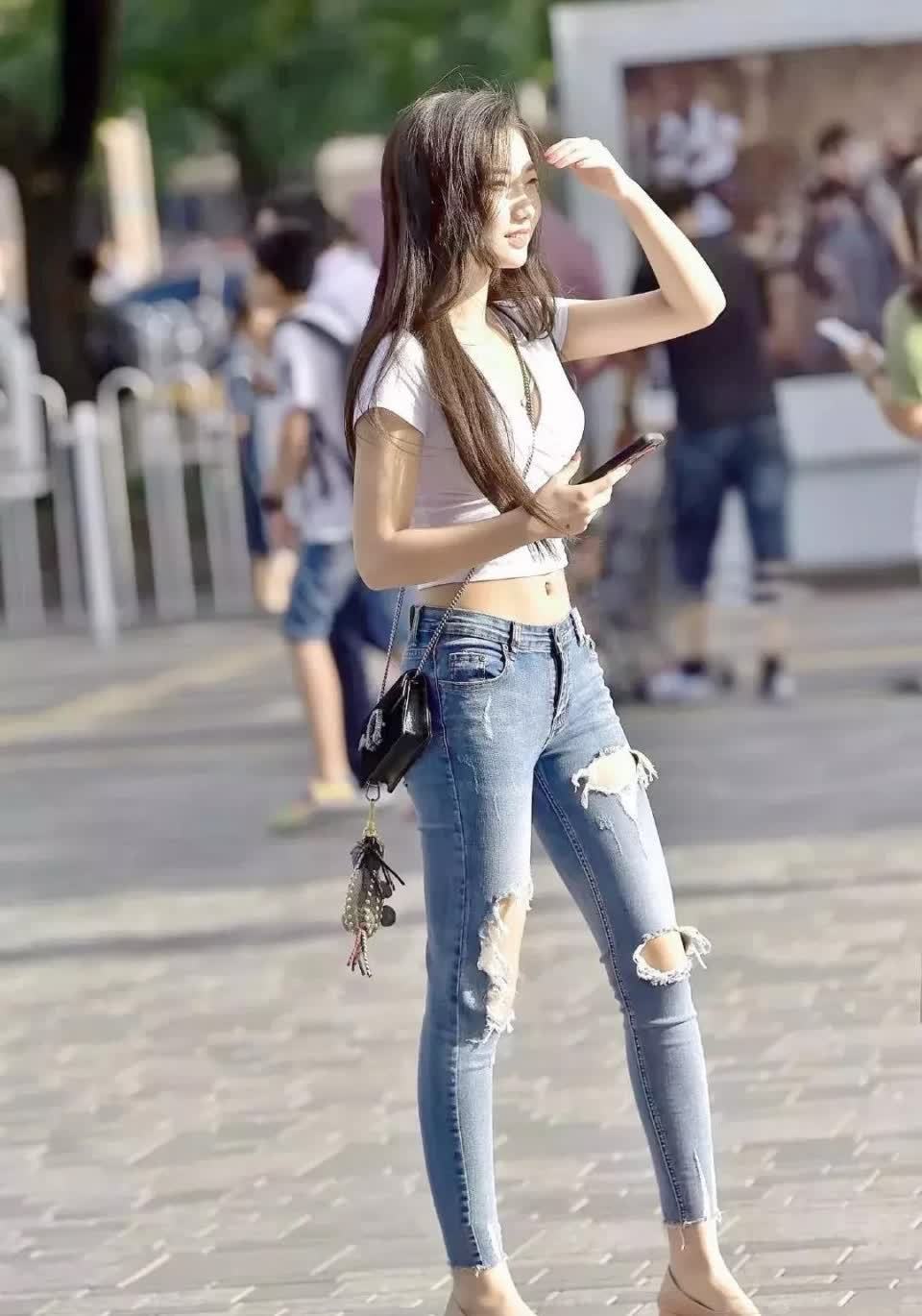 牛仔 白色紧身半袖搭破洞牛仔的气质阿妹, 微胖的身姿好迷人!