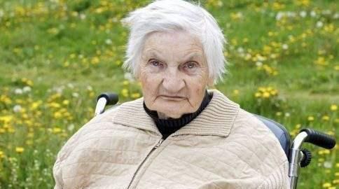 老年痴呆|超准老年痴呆测试树上有一个女人的背影，你能30秒内就找到吗