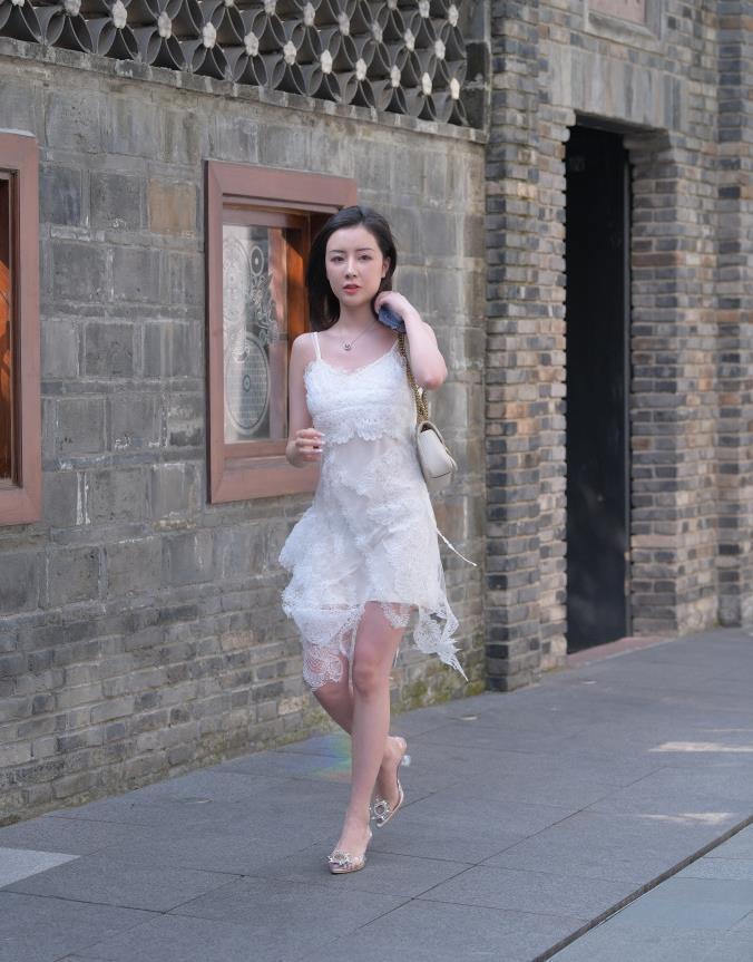 高领 牛仔裤搭配白色短款上衣,穿搭清纯时尚,少女气息十足