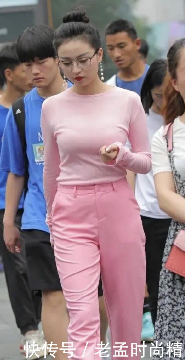 街拍:小个子女生别穿高腰裤了, 粉色打底衫搭配直筒裤, 舒适百搭又大气