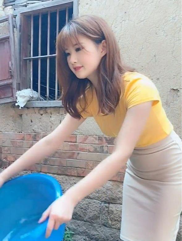 小蛮腰 一件黄色紧身T恤搭米色的包臀裙,充满了青春少女的活力美