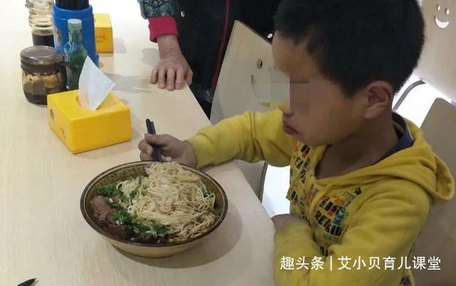  老人的“毒面条”，毁掉两代人，如果家里有，“倒掉”也不给孩子