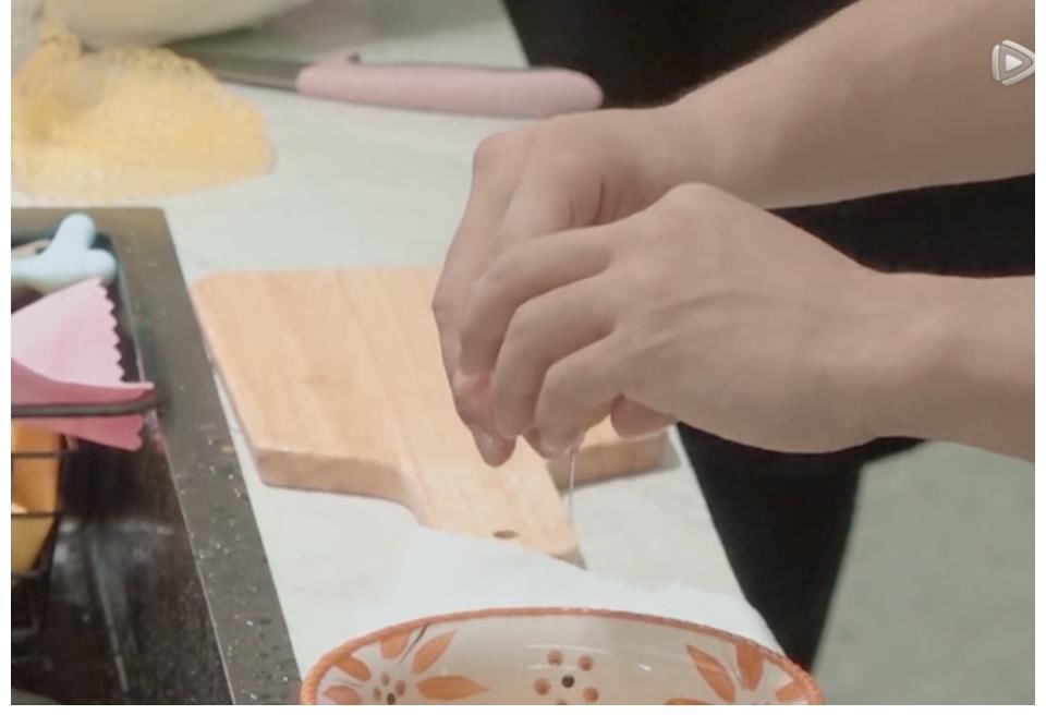 小屋|《心動的信號4》女三裙子太短疑走光，男三脫鞋后不洗手就做飯？