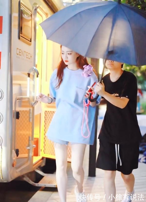 女人味儿|徐璐下班被拍,扮“下衣失踪”漫画腿抢镜,一双洞洞鞋接地气!