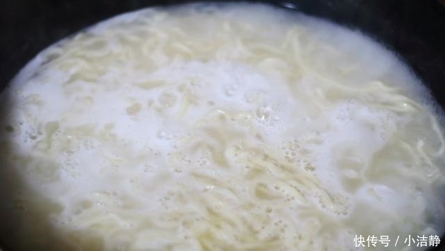 香椿百吃不厌，3种简单做法分享给你，好吃到爆，几十年都没吃够