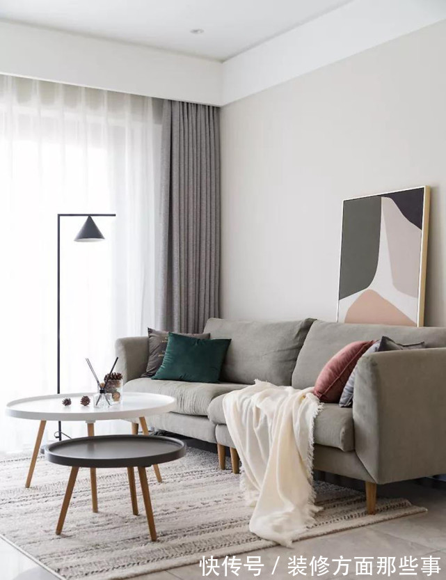 北欧风|90平北欧风二居室,餐厅看向客厅明亮而惬意,黑色线条灯具呼应