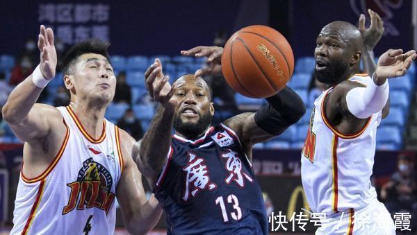 刘权标|易建联恢复几层了?杜锋差点被翻盘,谁注意到观众席上漂亮阿姨了