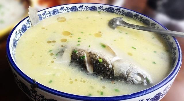 炖鱼汤时,切记不要直接炖,用上这3个技巧,鱼汤奶白色无腥味