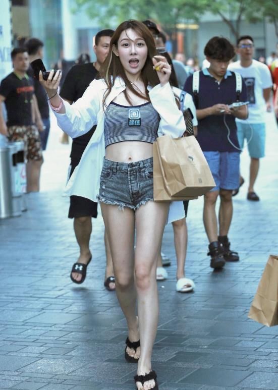 人美腿更美的女神,好有灵动,展现出不一样的美丽