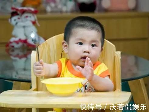 喂养|几个月宝宝可以喂纯米糊辅食不能替代主食，1岁内还得以奶为主