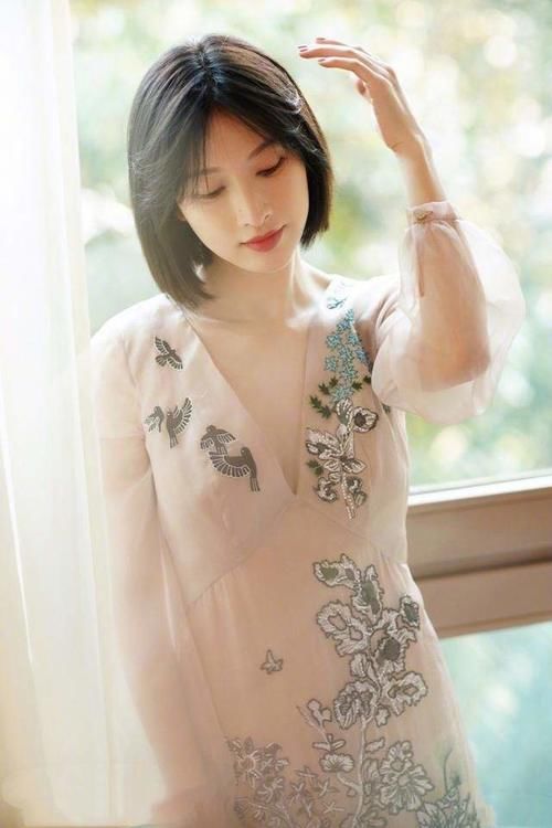 肤色|今年夏天流行高级“裸色”搭配法，优雅好搭又提气质，谁穿谁好看