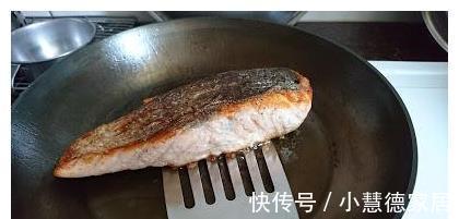 培根|煎鱼时,直接下油锅是不对的,掌握这个技巧,鱼皮不破、鱼肉不散