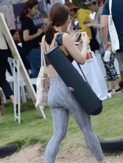 辣妈|灰色高腰瑜伽裤街头拍摄，姣好身形十分迷人！实在是太美了！