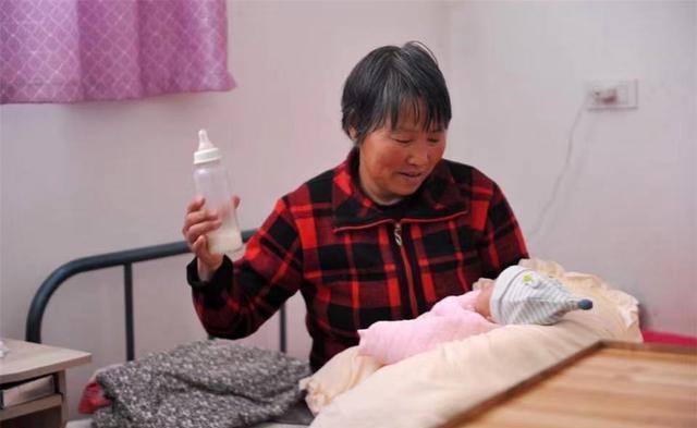 奶奶|奶奶带孩子,常用的老经验会“坑”娃,妈妈爸爸要提前打预防针