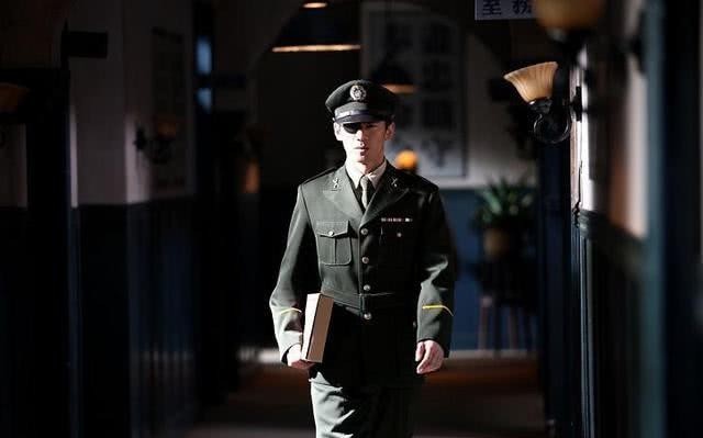 国民党|蒋介石身边的传奇人物，国民党的高级将领，怎么成了我党隐形将军