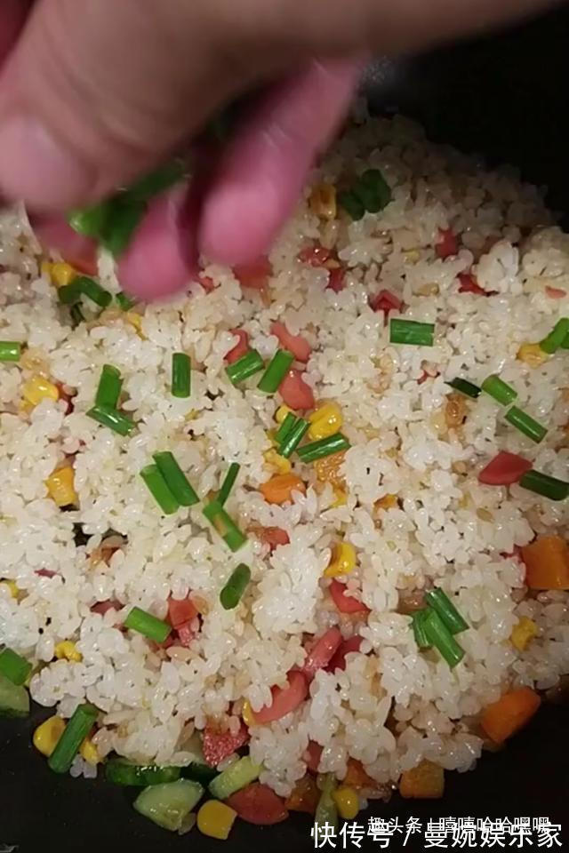 造型|造型可爱，蛋皮金黄，吃到嘴里一瞬间，让人流连忘返，美味蛋包饭