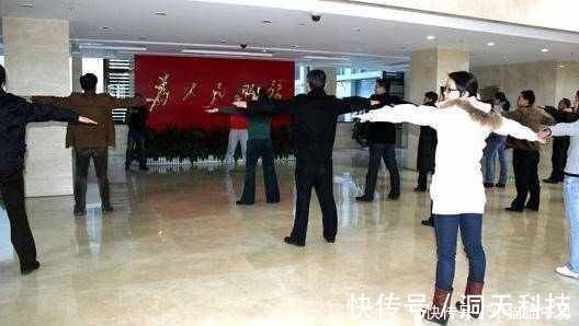 颈椎病|大葱+红糖,效果神奇,奶奶脖子不痛了,就连头晕手麻也不见了!