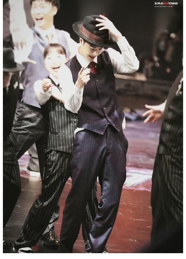 王一博氛围感大片,背影满满故事感,绅士风格出圈