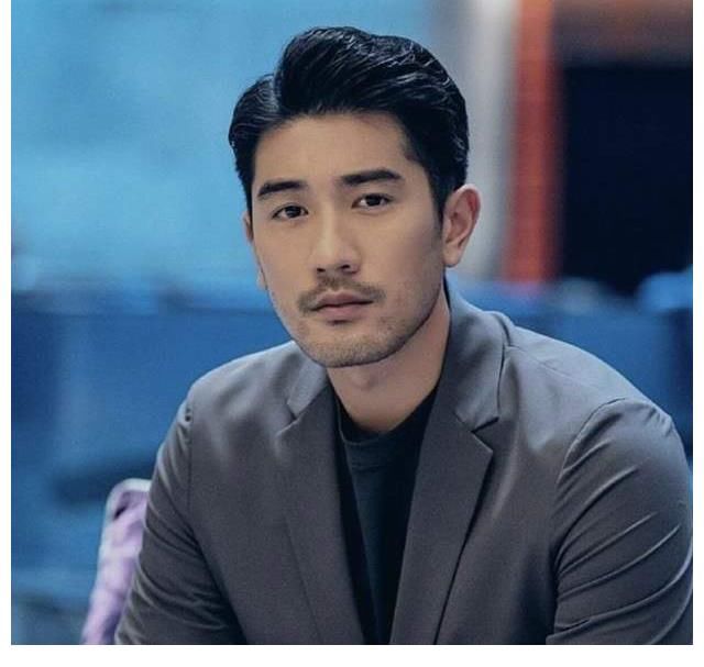 艺人|太危险!《中餐厅》多位艺人摔倒,棚顶突然坍塌,安全问题引争议