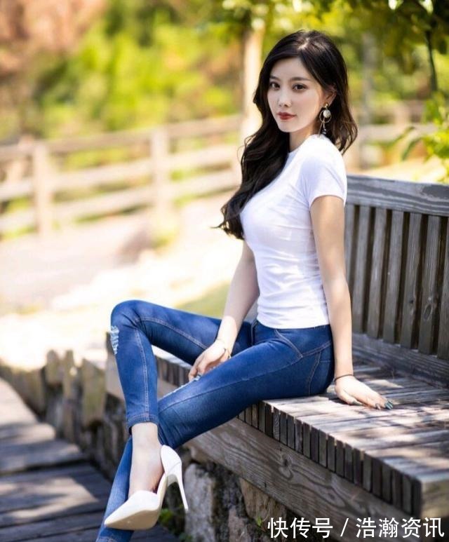 苗条|不要太时髦!紧身短袖+牛仔裤,做个温柔又野性的女人