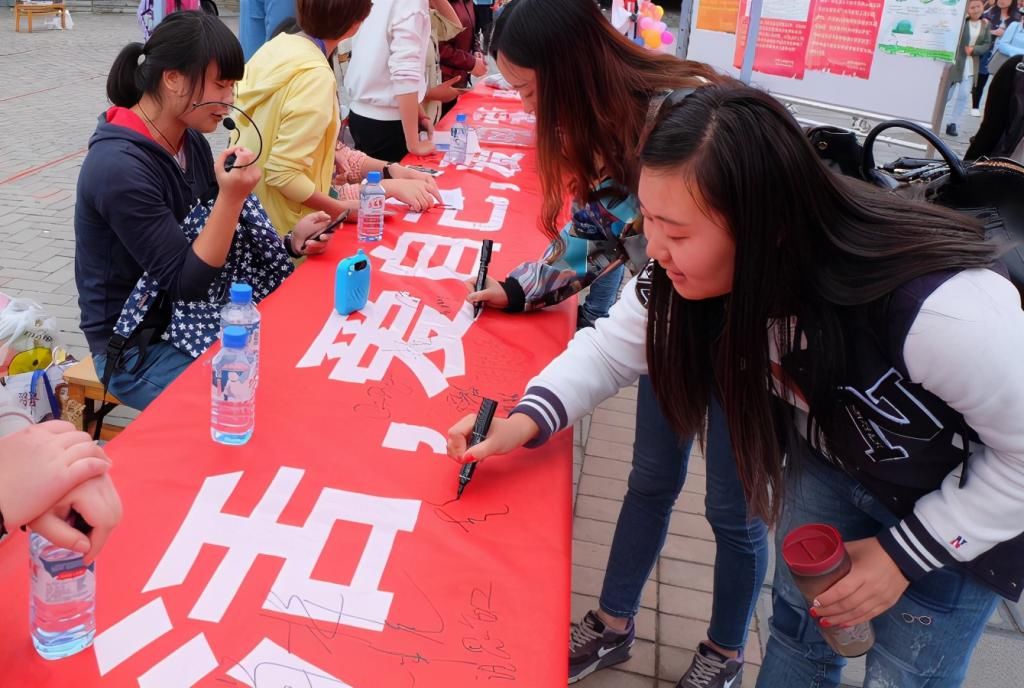 差距|高考成绩差不多的两个人，一个上大学一个没上，5年后差距明显