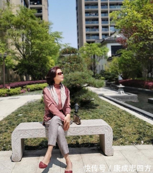 出游 女人上了年纪,出游时别穿得太花哨,试试这么搭,时髦高级更上照!