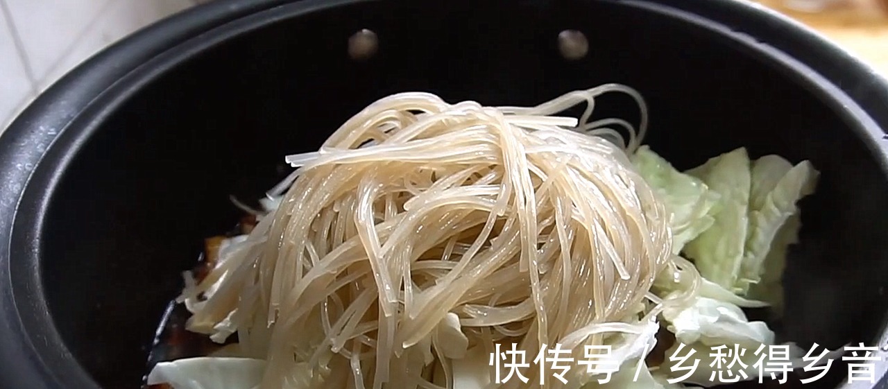 天凉了，用一块猪肉一把粉条炖着吃，暖身暖胃，上桌汤汁都不剩！