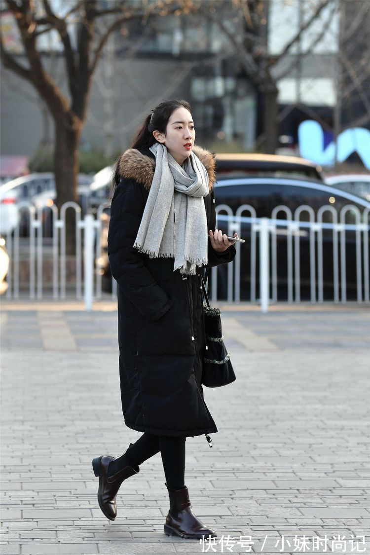 身材 街拍:宽松款式的蓝色羽绒服,被小姐姐高挑身材衬托的非常漂亮!