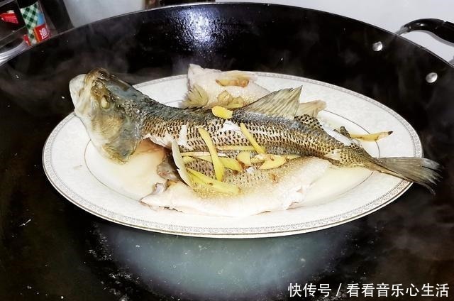 蒸鲈鱼时,不要抹盐和料酒,教你正确做法,鱼肉鲜嫩无腥味