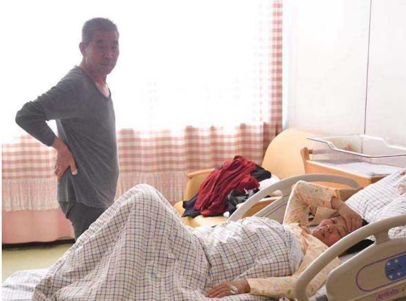 老两口|山东6旬老人高龄产下“天赐”,如今女儿两岁了,是否后悔了呢?