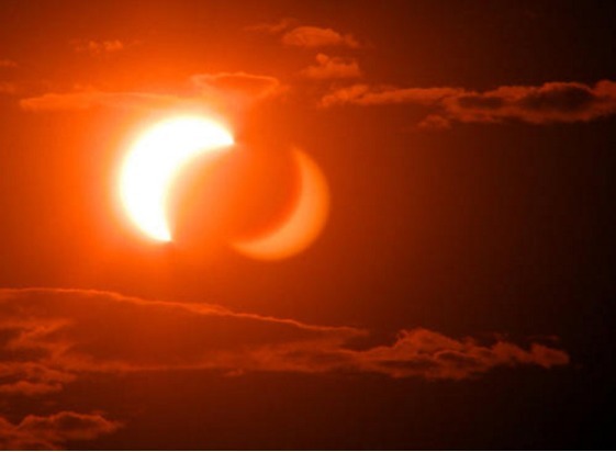 波斯湾太阳与月亮诡异同框,“恶魔之角”现身,景象如同修罗地狱