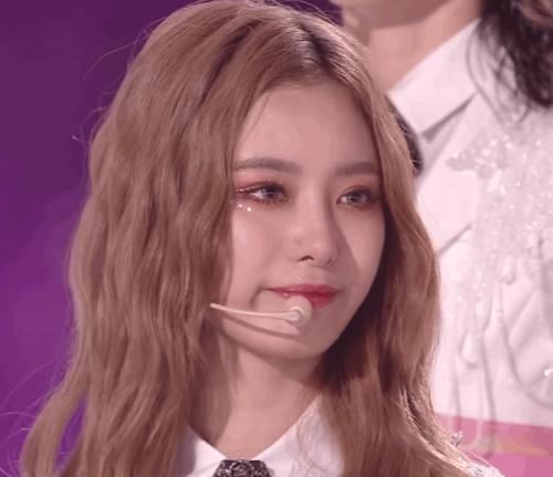 出道 连练习生们也都觉得可惜当公开张艺凡卡7出道后,希林下意识的举动引热议