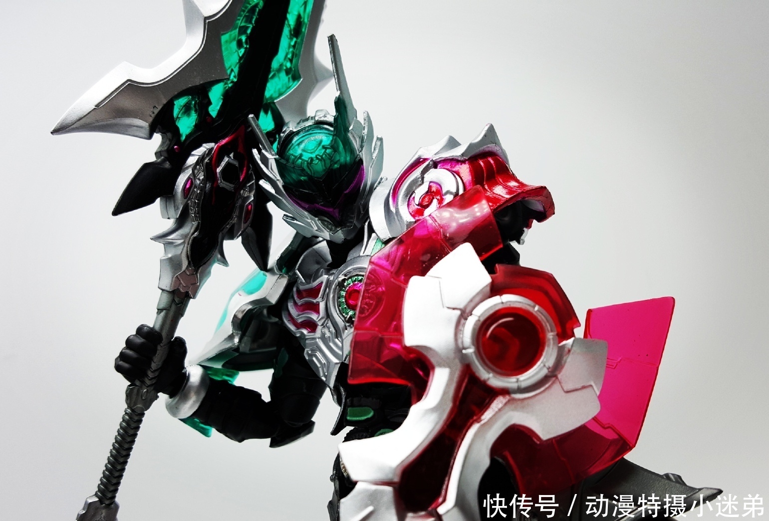 铠甲勇士捕将|铠甲勇士战帅进化版：超磁湮灭戟成巨剑，还多了护盾，有原版帅？