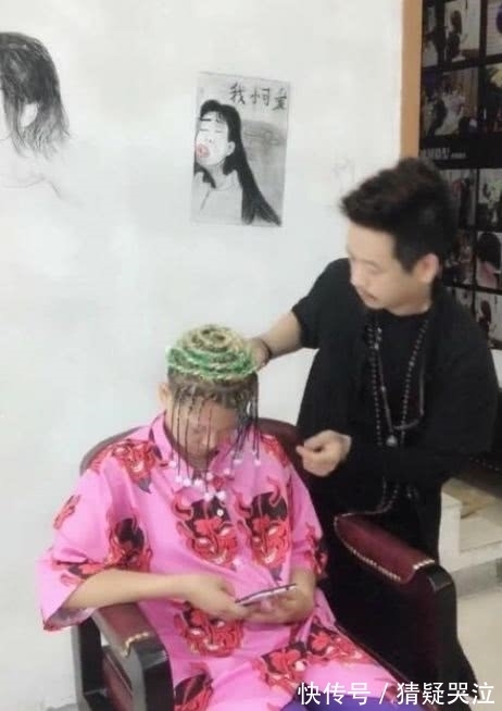 造型 美女去理发店剪了一个独特的发型,网友:墙上的造型更吸引眼球