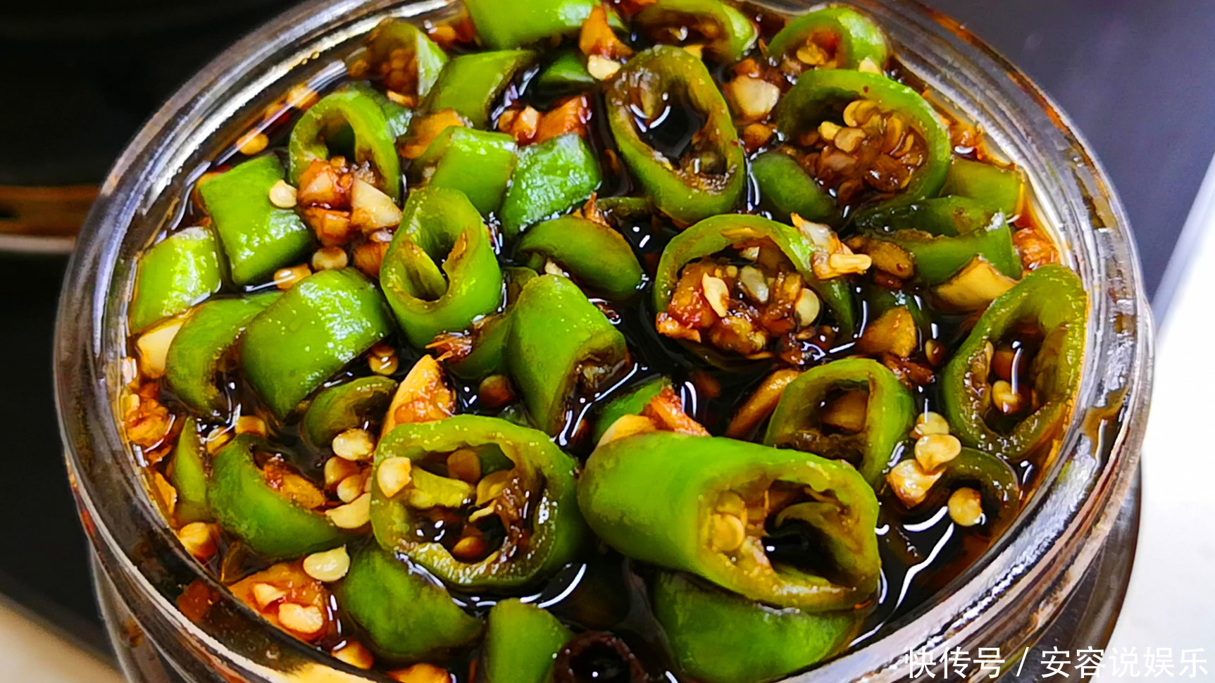 腌辣椒别只会加盐了，教你秘制腌法，我家隔三差五做，比吃肉还香