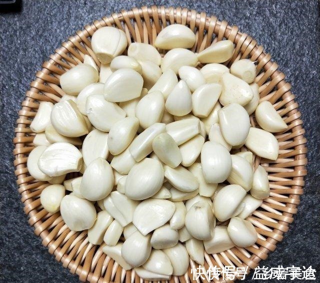 蒜米|酥炸金蒜蓉,家里常备着,入菜、拌面、煮汤全靠它!