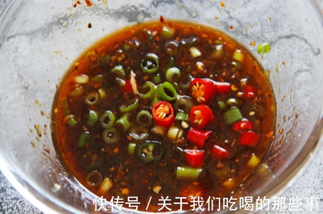 黄瓜|凉拌黄瓜不能直接加调料，厨师长教你3个技巧，脆爽又入味，好吃