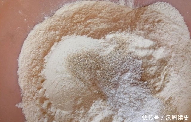 手把手教你做炸油条,做法简单零失误,金黄酥脆全家抢着吃!