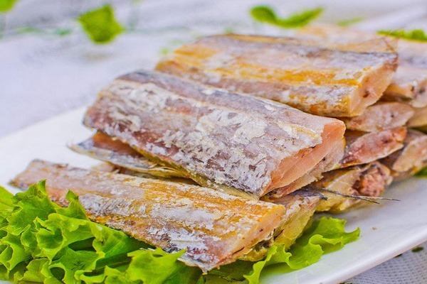 炸带鱼时,是裹淀粉还是面粉?大厨说:这样才对,口感特别好