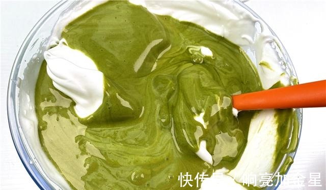 教你不开裂不塌陷，水光肌古早抹茶纸杯蛋糕，步骤详细一学就会！