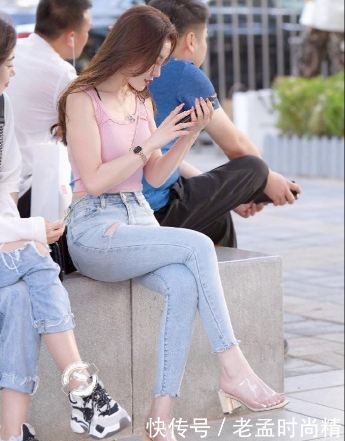 少女|四十岁的阿姨依旧有少女感,时髦粉色背心,展现独特魅力