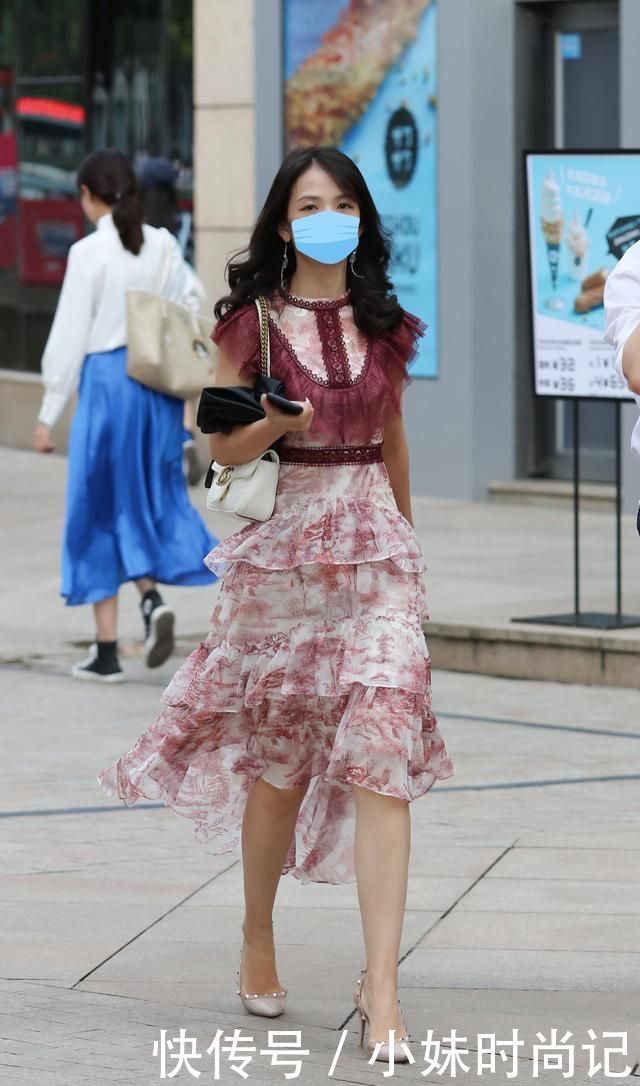 女人离不开连衣裙，选择一款细节丰富的连衣裙，让你的气质更优雅