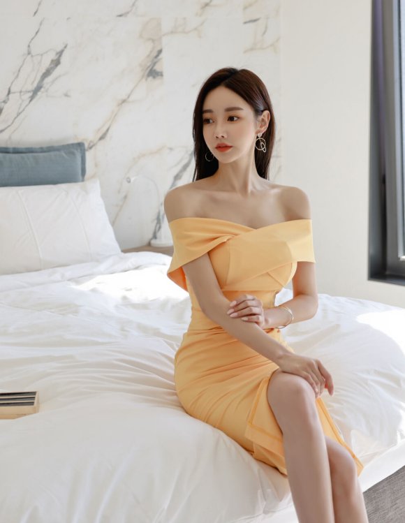 孙允珠气质依然性感迷人，淡黄色一字肩紧身包臀裙，尽显成熟魅力