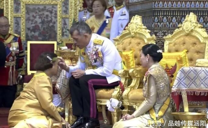 荣华富贵|苏提达活得太累!祈福大典突然用膝盖走路,67岁泰王都被惊到