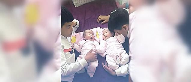 二胎|自从有了双胞胎妹妹,17岁的两个哥哥就成了这傻样,看后不准笑