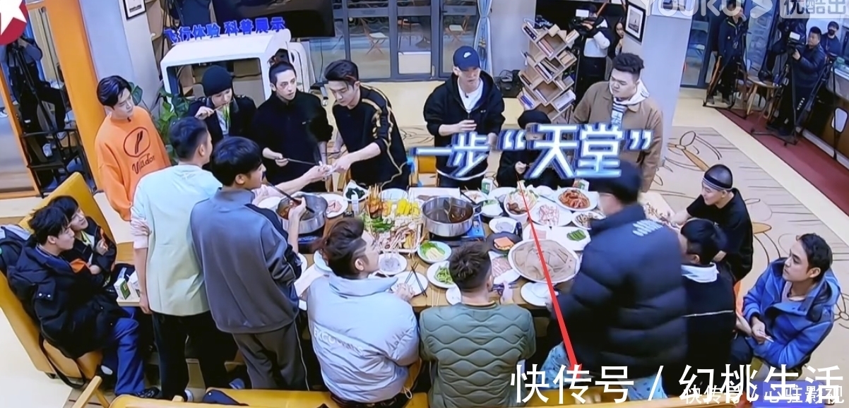 節目組|史上最狠節目組?禁演嘉賓只配吃饅頭咸菜,燒餅饞急眼后悲劇了