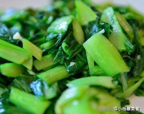 翠绿|无论炒啥青菜，直接下锅是大错特错，掌握这2点，青菜翠绿不发黑