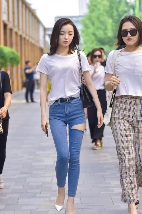 大腿处|时尚休闲气质搭配，白色上衣，搭配浅蓝紧身牛仔裤！